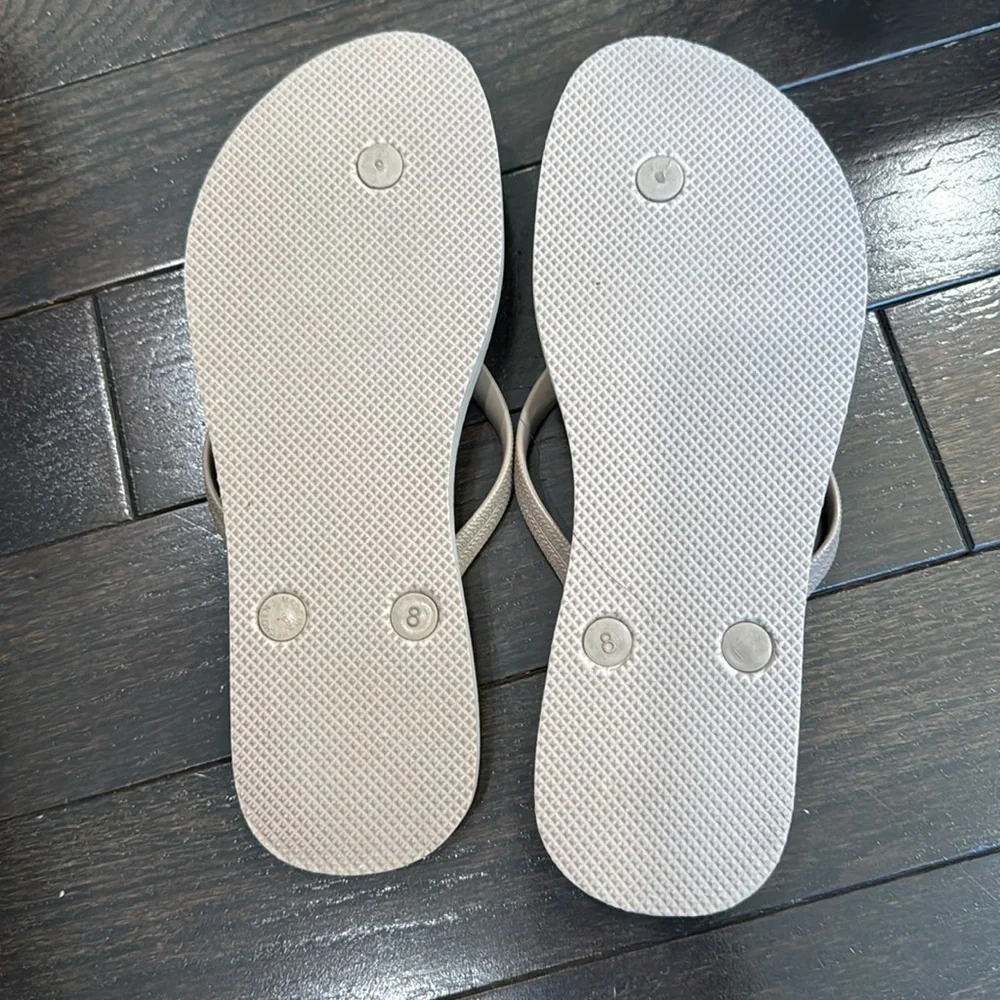 ⚫️⚫️ Old Navy Gray Flip Flops Classic Summer Style Size 8